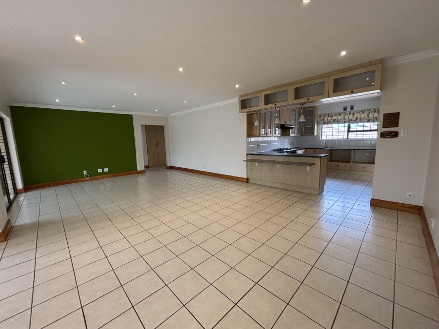 To Let 4 Bedroom Property for Rent in Summerstrand Eastern Cape